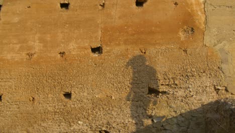 La-Sombra-Del-Hombre-En-La-Pared-Corre-Hacia-Abajo