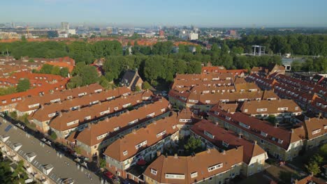 Órbita-Hacia-Atrás-De-Vogelbuurt-En-Amsterdam-Norte-Con-El-Centro-De-La-Ciudad-En-El-Horizonte