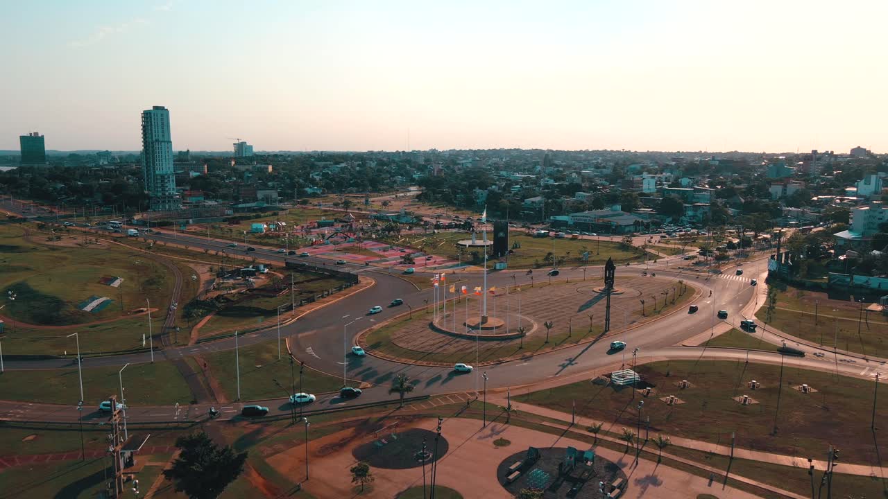 la bulliciosa intersección de la ciudad en posadas, misiones, argentina