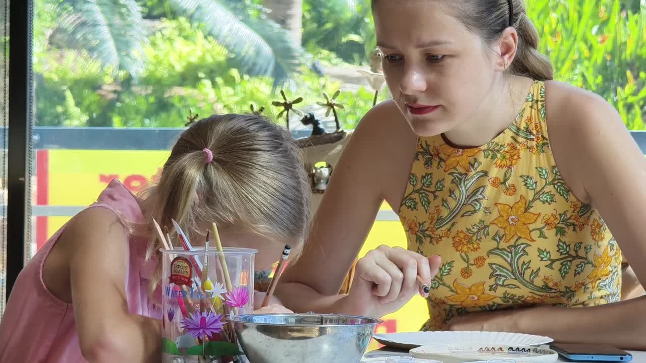 Madre e figlia che dipingono insieme