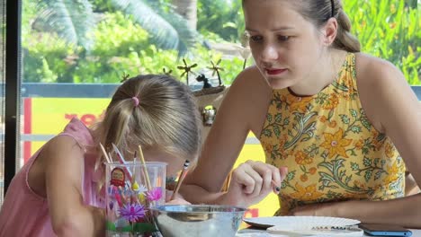 madre e hija pintando juntas