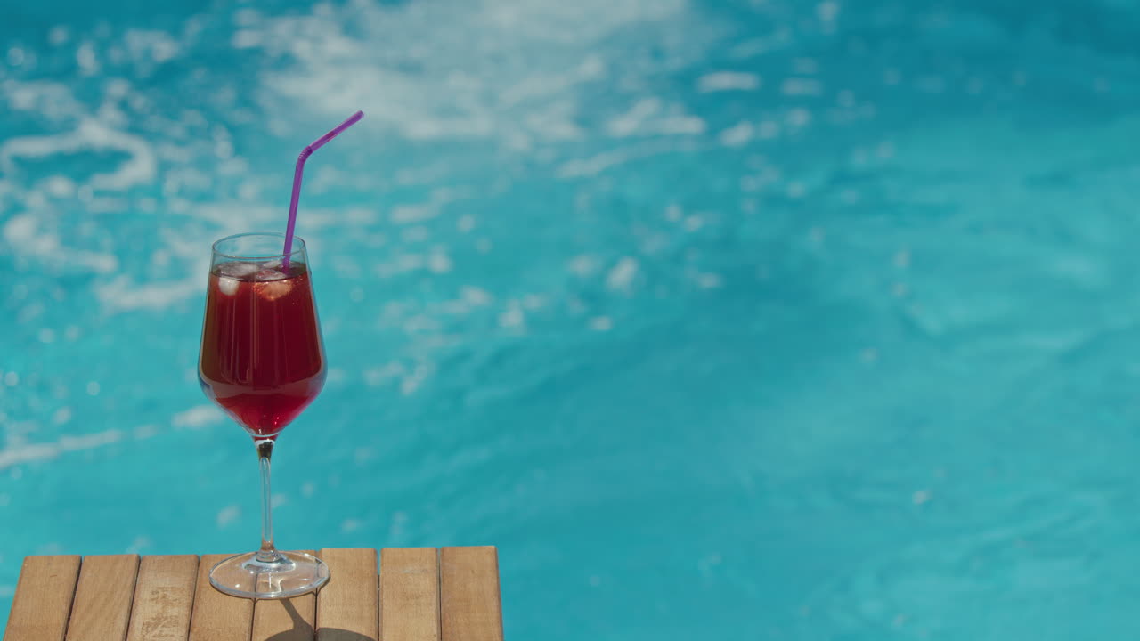Erfrischendes rotes Getränk am Pool