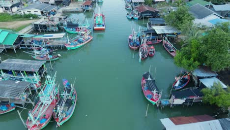 Imágenes-Inversas-De-Este-Pueblo-Pesquero-Que-Revelan-Barcos-Y-Comunidades-Pesqueras,-Pueblo-Pesquero-De-Bang-Pu,-Parque-Nacional-Sam-Roi-Yot,-Prachuap-Khiri-Khan,-Tailandia