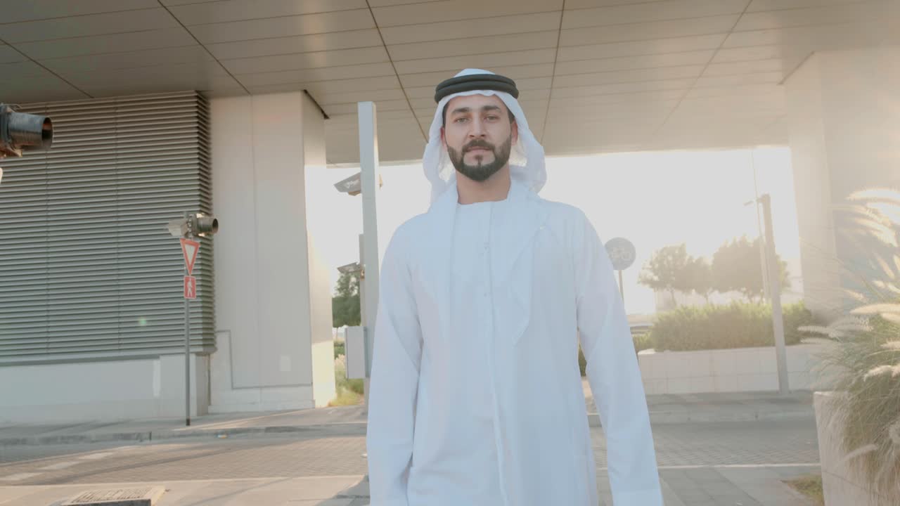 uomo degli emirati arabi uniti che cammina su kandura e ghutra