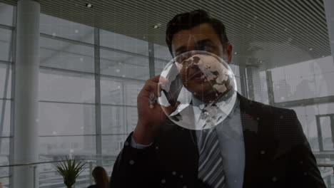 animación del globo con procesamiento de datos sobre un hombre de negocios que usa un teléfono inteligente
