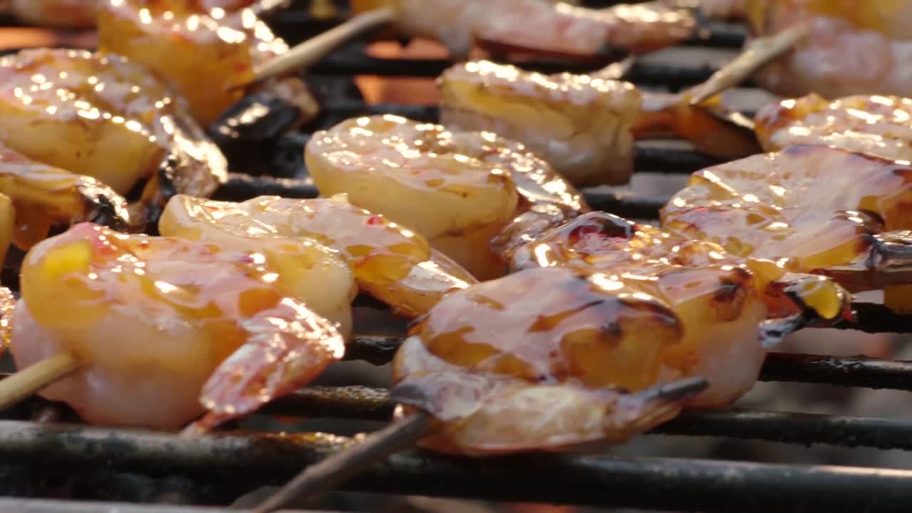 los camarones se asan a la parrilla en una barbacoa 1
