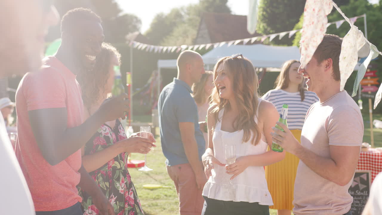 Slowmotion optagelse af venner, der nyder drinks til sommerhavefest