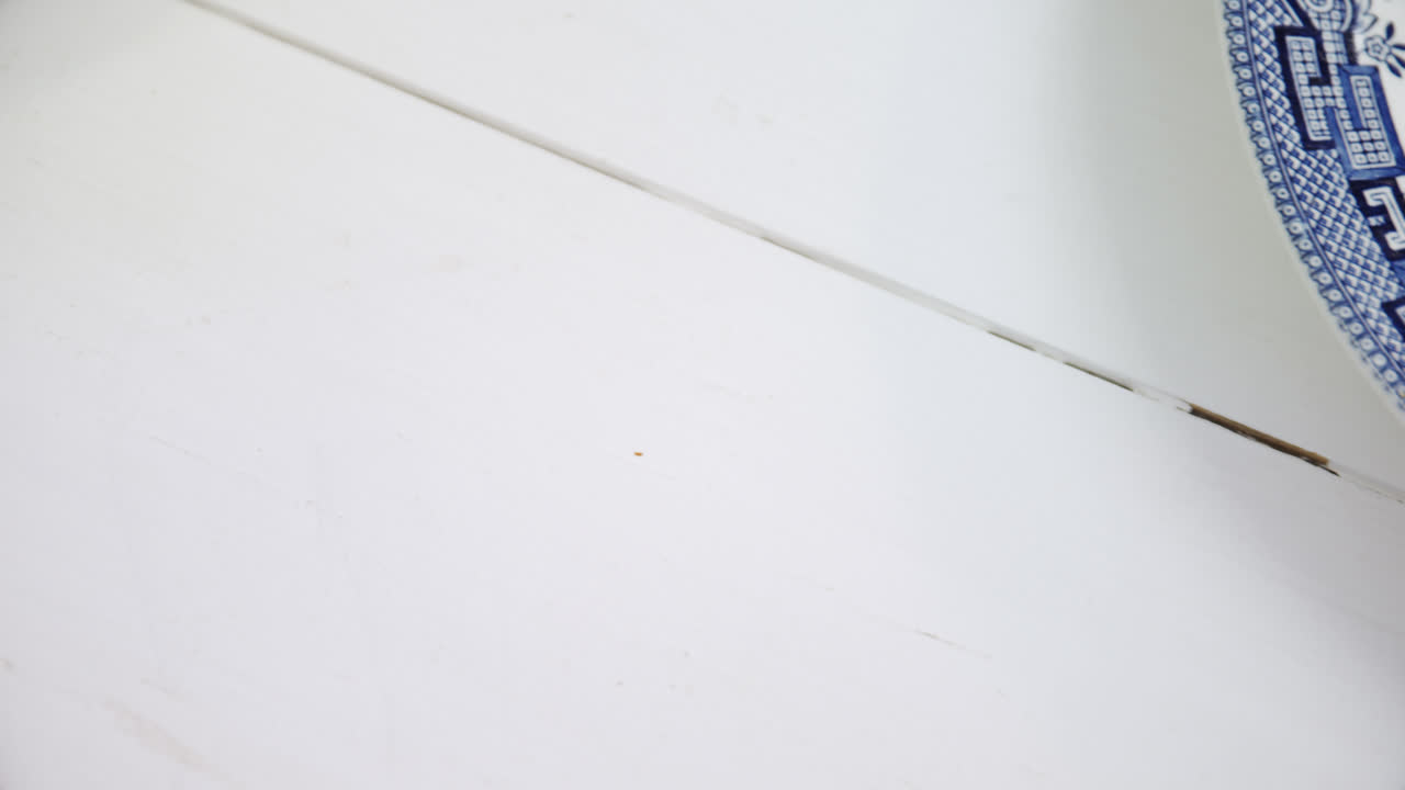 varios cubiertos en la mesa de madera 4k