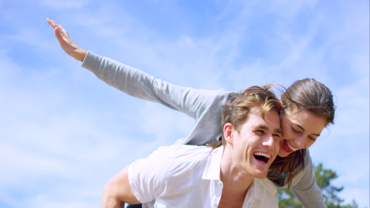 사랑에 빠지는 것보다 더 재미있는 것은 없습니다.