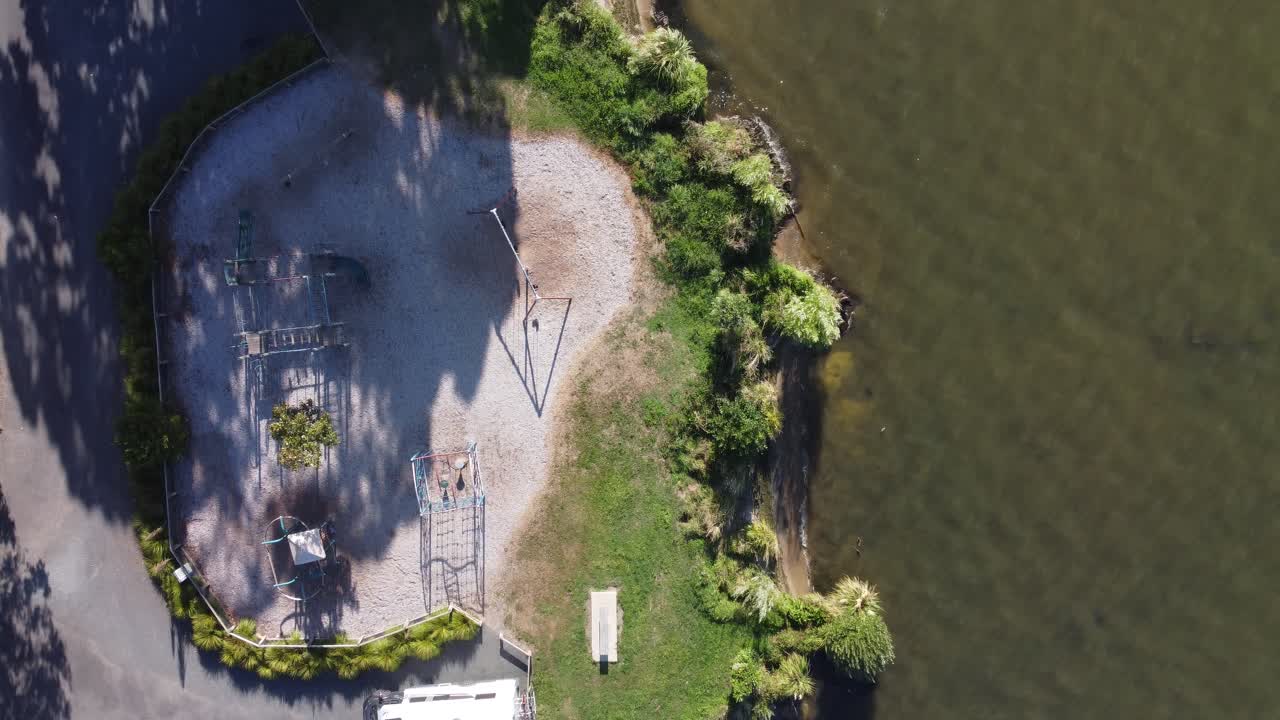 호수 가장자리 캠프장에 있는 캠퍼밴