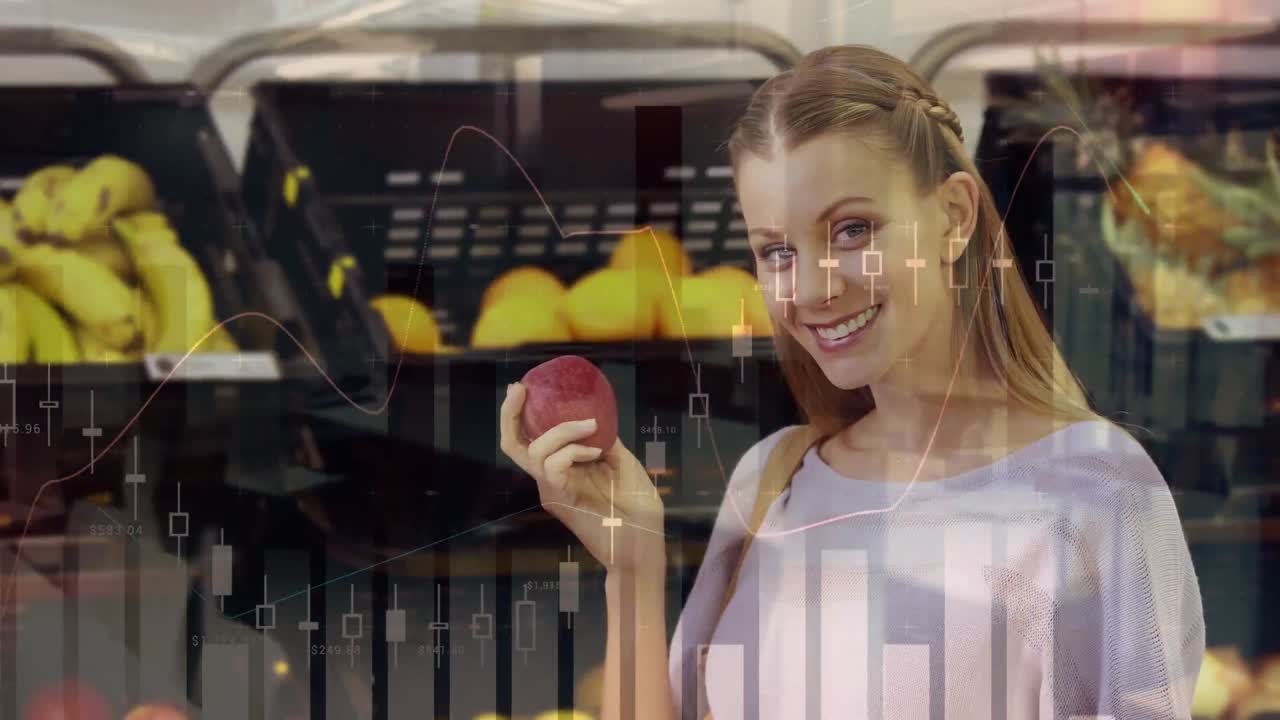animación de datos financieros sobre una mujer caucásica feliz haciendo compras en el mercado, recogiendo manzanas