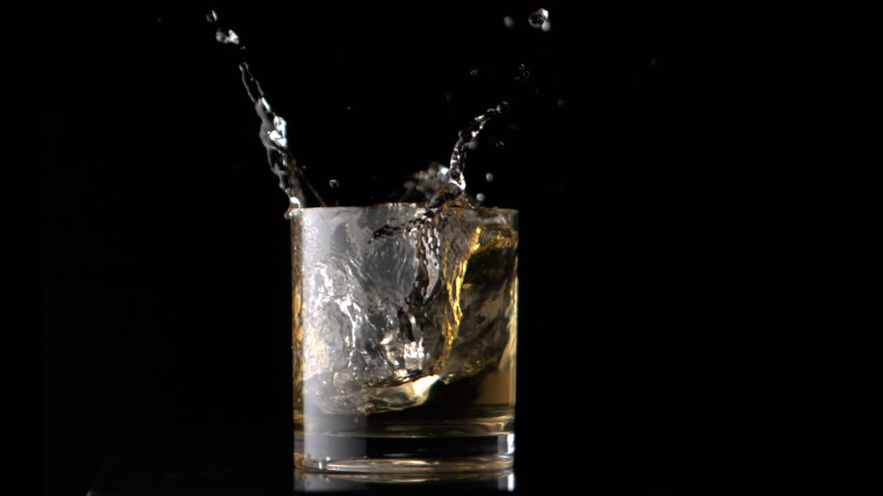 cubos de hielo cayendo en el whisky