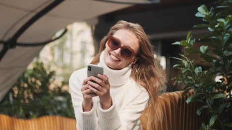 Kaukasische-Frau,-Die-Draußen-Auf-Dem-Smartphone-SMS-Schreibt.