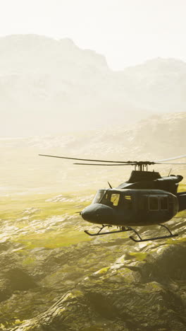 helicóptero volando sobre las montañas
