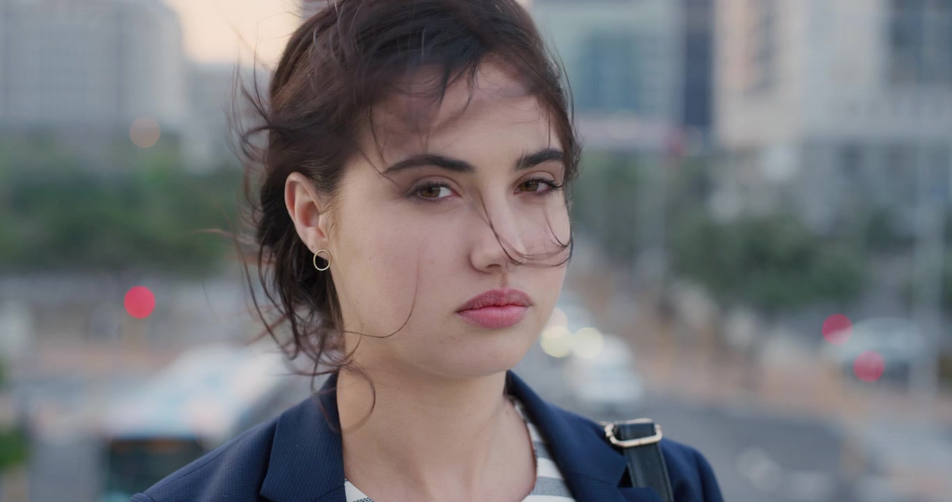Giovane professionista che si sistema i capelli in un contesto urbano