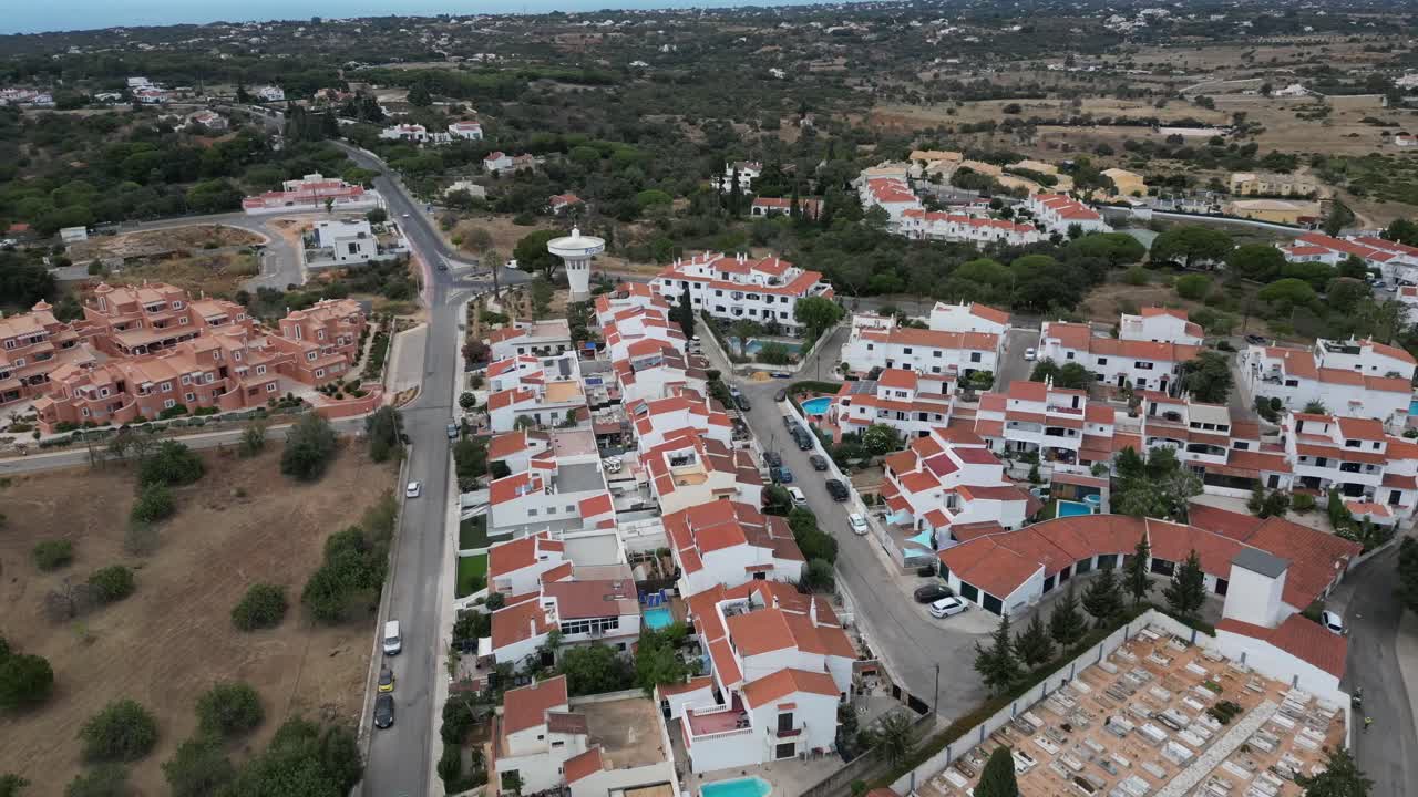 fotografía central de un avión no tripulado volando sobre el pueblo de porches en el algarve, portugal