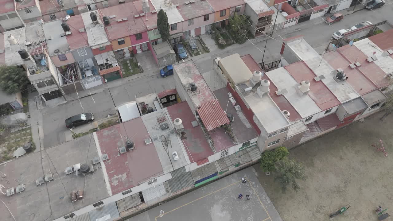 vuelo de drones sobre una zona de viviendas pobres en el estado de méxico