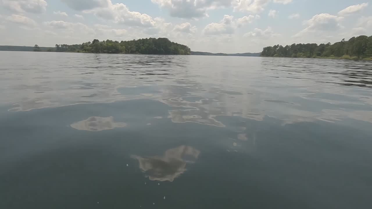 белые облака голубое небо катание на лодке по озеру снимок с низкого ракурса озеро дегрей арканзас сша