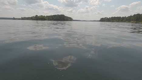 Nubes-Blancas,-Cielo-Azul,-Paseo-En-Bote-Por-El-Lago,-Tiro-De-ángulo-Bajo,-Lago-Degray,-Arkansas,-Ee.uu.