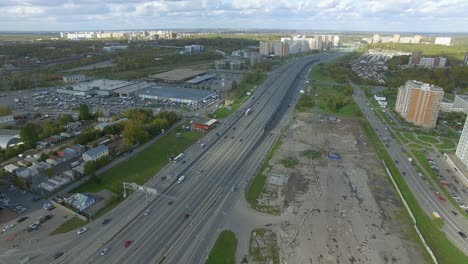 Breite-Autobahn-Und-Wohnviertel-Am-Stadtrand-Aus-Der-Luft