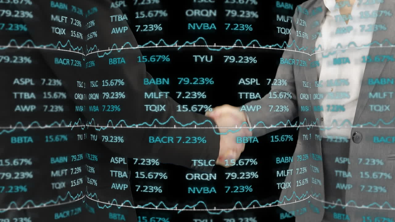 animación del procesamiento de datos financieros en pantallas sobre el apretón de manos de un hombre de negocios