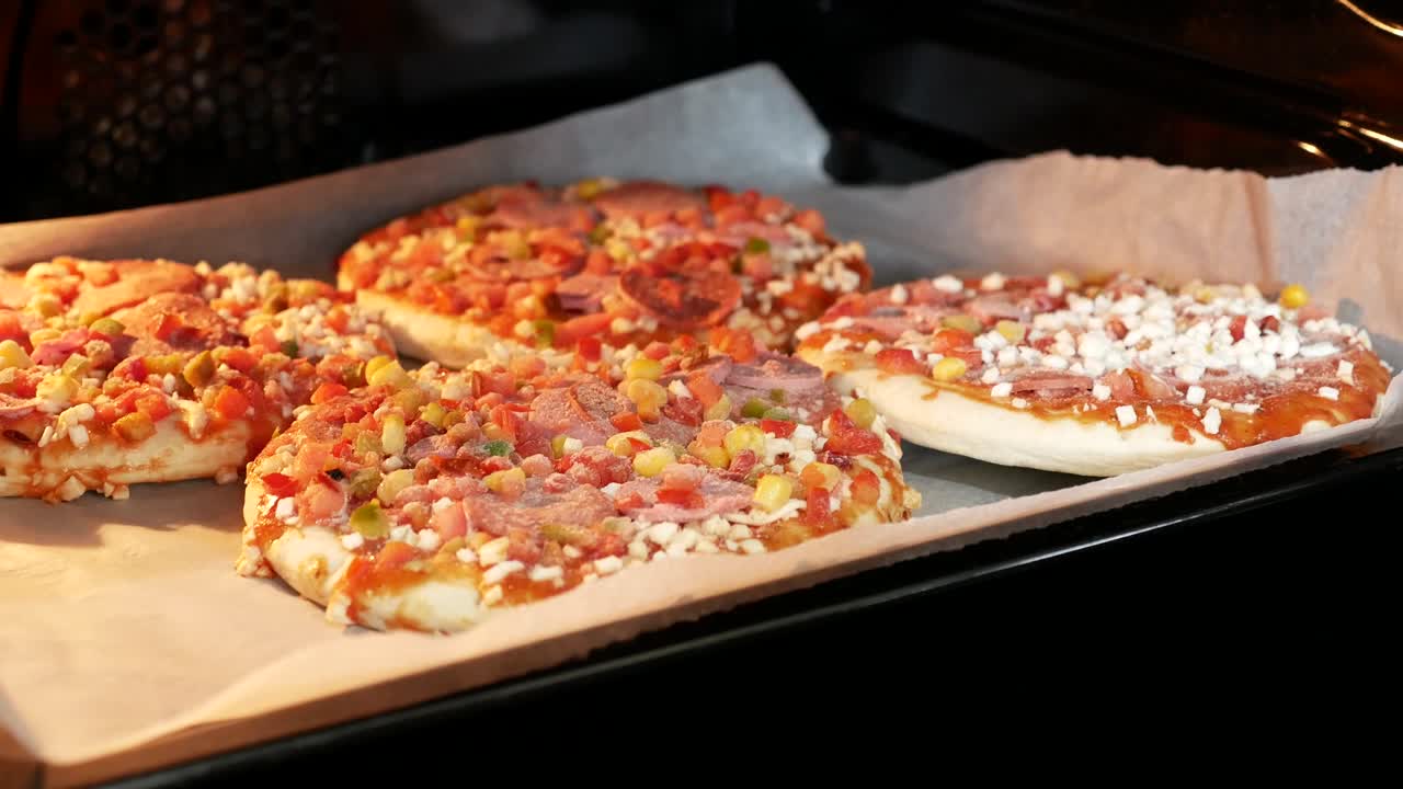 오븐에서 구운 뜨거운 피자, 먹을 준비가 된 구운 피자