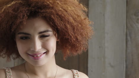retrato de una hermosa joven adolescente sonriendo feliz satisfacción con un peinado afro funky