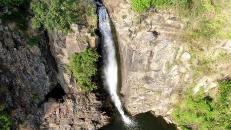 Corriente-Que-Fluye-De-La-Bahía-De-La-Cascada-En-Pok-Fu-Lam,-Hong-Kong,-Vista-Aérea