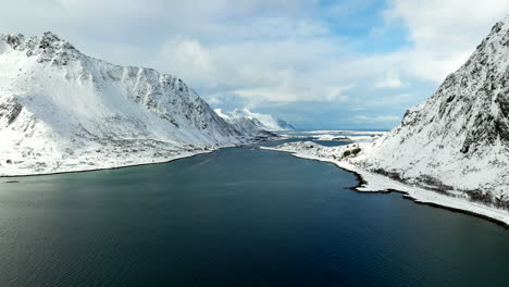 Malerische-Landschaft-Aus-Schneebedeckten-Felsbergen-Und-Meereslandschaft-Auf-Den-Lofoten,-Norwegen