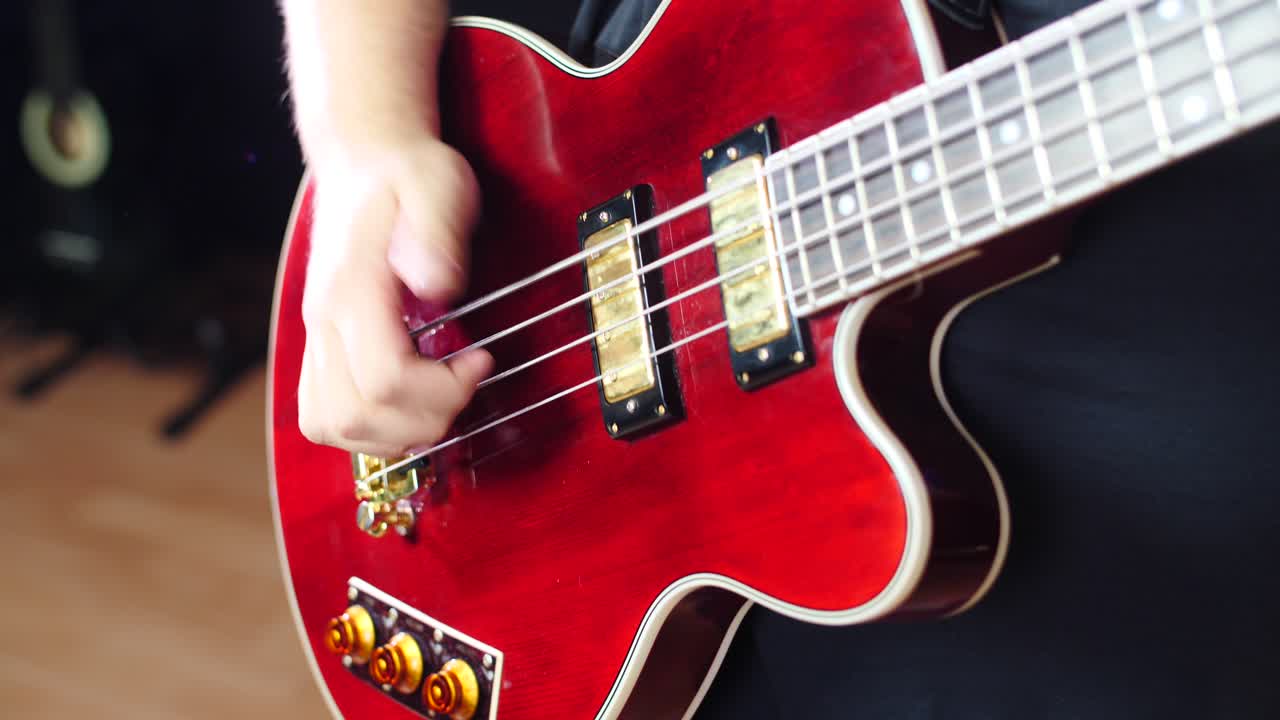 una mano tocando el estilo slap de bajo en tiempo real