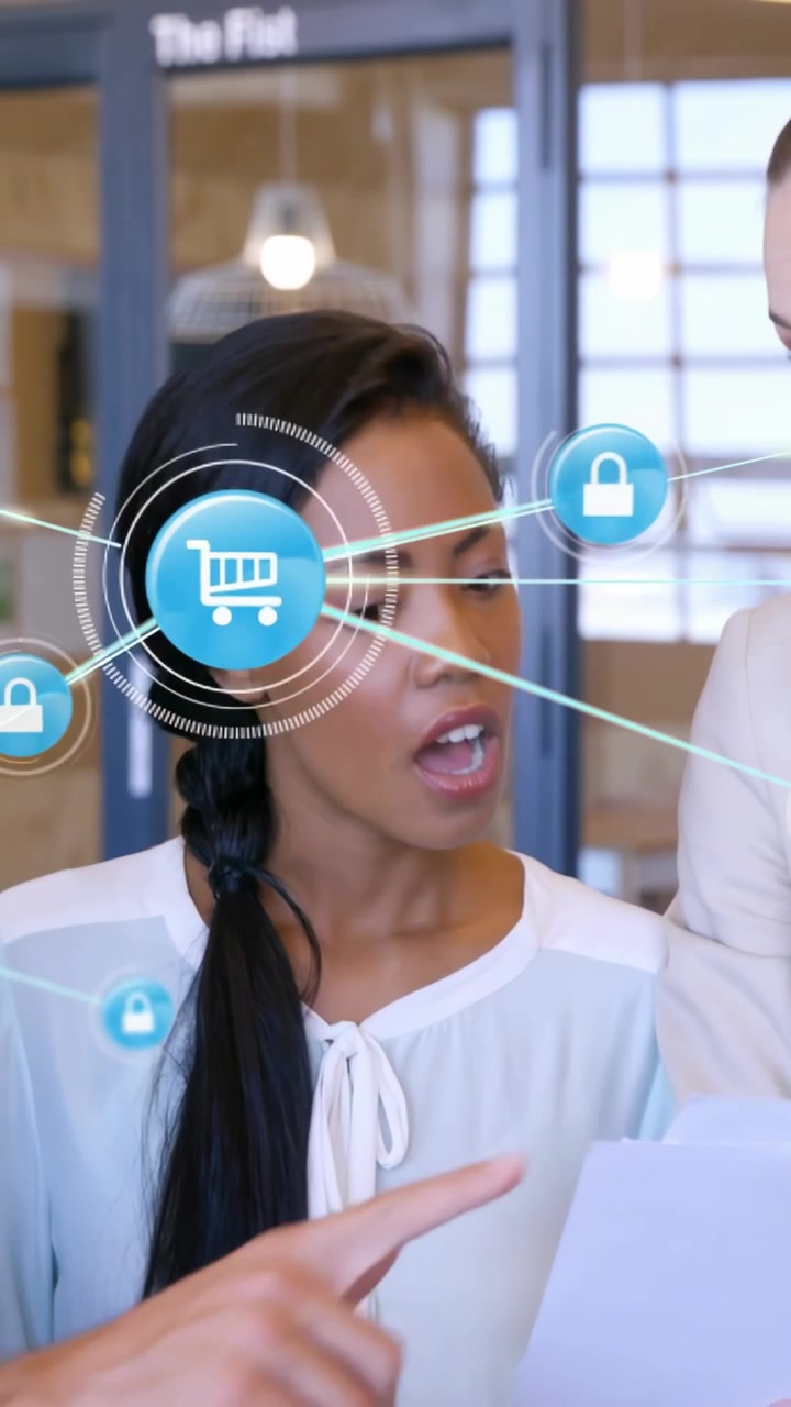 Video verticale: Donna protagonista che legge e indica, attivando icone blu di carrello e lucchetto per il business.