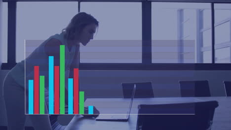 Animación-Del-Procesamiento-De-Datos-Sobre-Una-Empresaria-Caucásica-En-La-Oficina