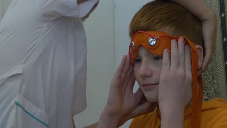 médico examinando la cabeza de un niño