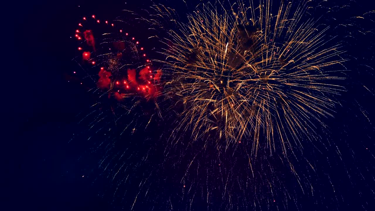 fuegos artificiales verdes y rojos brillan en el cielo.