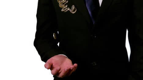 hombre de negocios lanzando y atrapando monedas en la mano