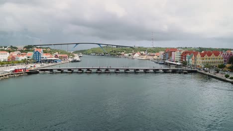 威勒姆斯塔德大橋 (willemstad bridge) 的空中拍攝,從海上拍攝到島上拍攝