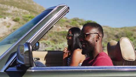 Una-Pareja-Afroamericana-Hablando-Entre-Ellos-Mientras-Están-Sentados-En-Un-Auto-Convertible-En-La-Carretera