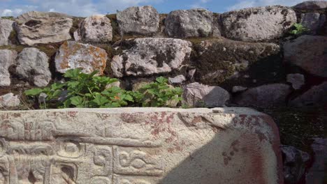 piedra grabada con petroglifos incas en la antigua ruina de kuntur wasi, perú.