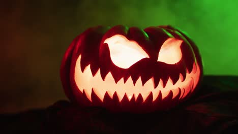 video de calabaza tallada de halloween con humo y luz verde sobre fondo negro