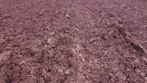 campo de suelo recién arado para cereales desde arriba vista aérea