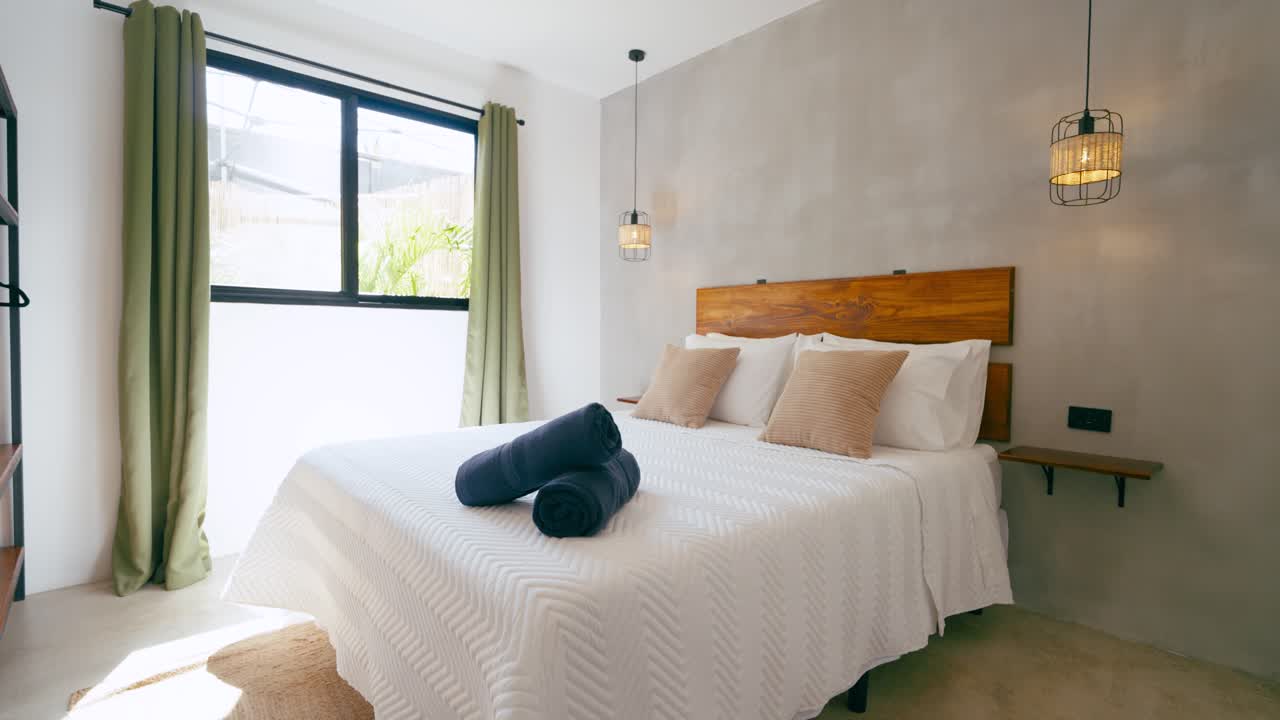 Interno di camera da letto moderna con letto bianco e luce naturale