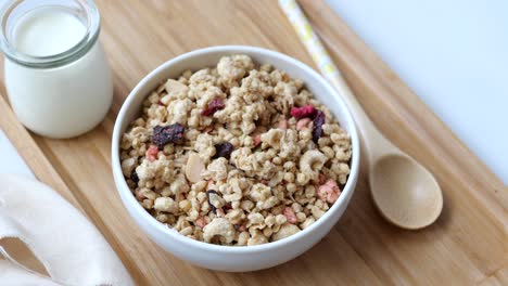 healthy granola breakfast