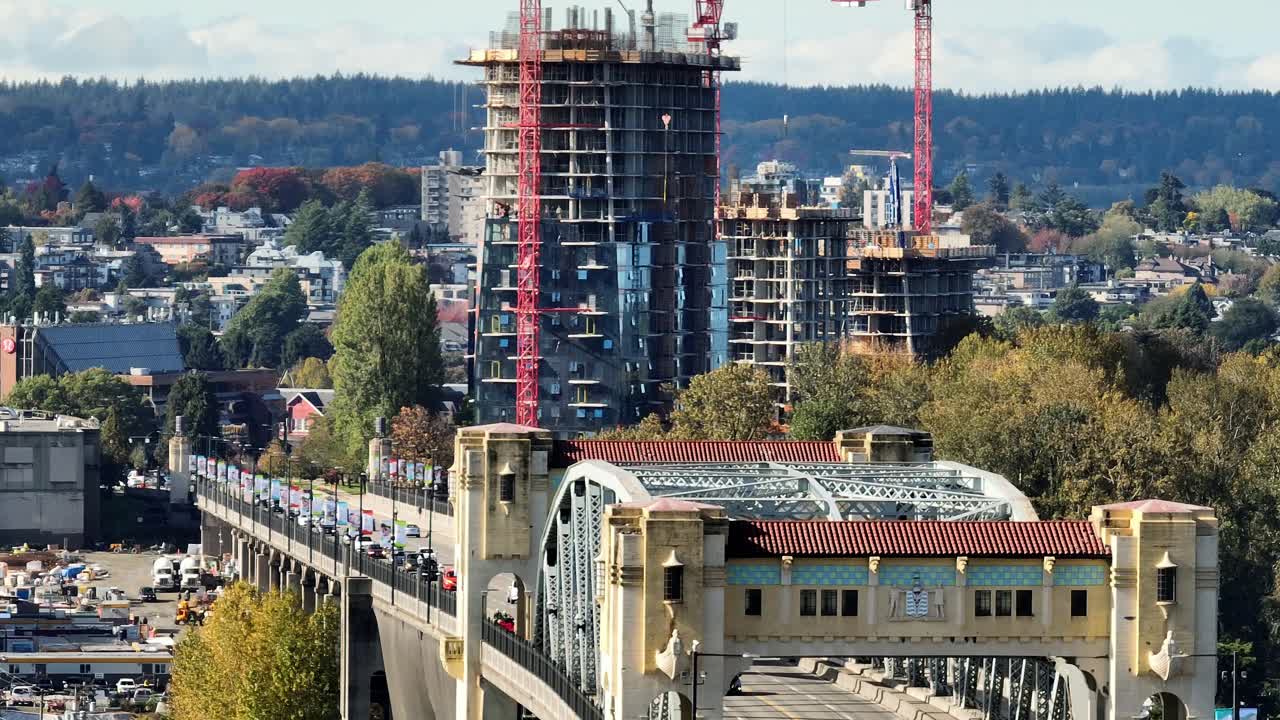 캐나다 밴쿠버에 있는 스미시 네이션 (squamish nation) - 원주민 주권 (indigenous sovereignty) 의 새로운 키치라노 주거 콘도 타워 건설 현장.