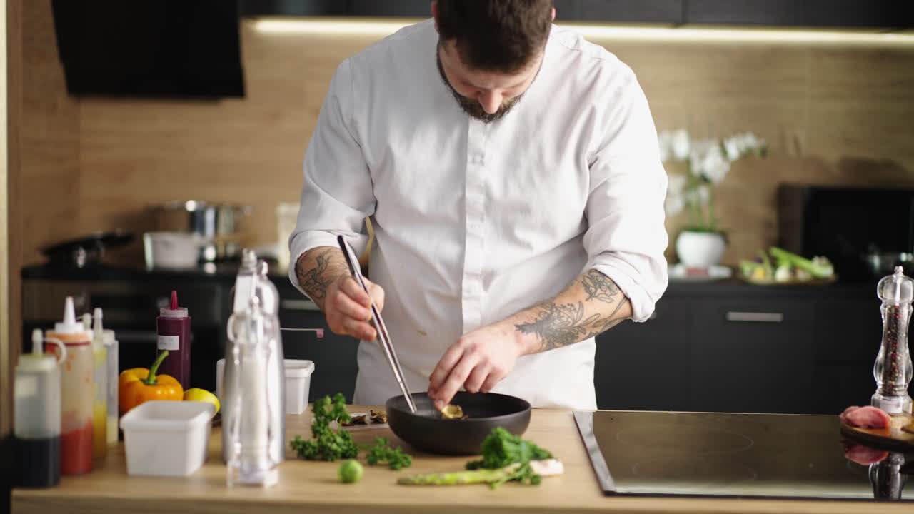 chef preparando una comida gourmet en una cocina profesional