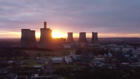 Fiddlers-Ferry-Stillgelegtes-Kohlekraftwerk,-Während-Der-Sonnenaufgang-Hinter-Einem-Wahrzeichen-Auftaucht,-Luftaufnahme,-Umlaufbahn-Rechts