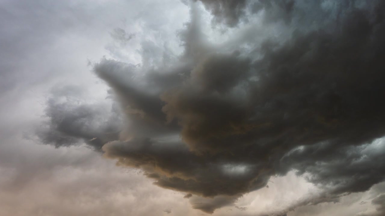 Dystre tordenvejrsskyer danner sig over os på en turbulent himmel