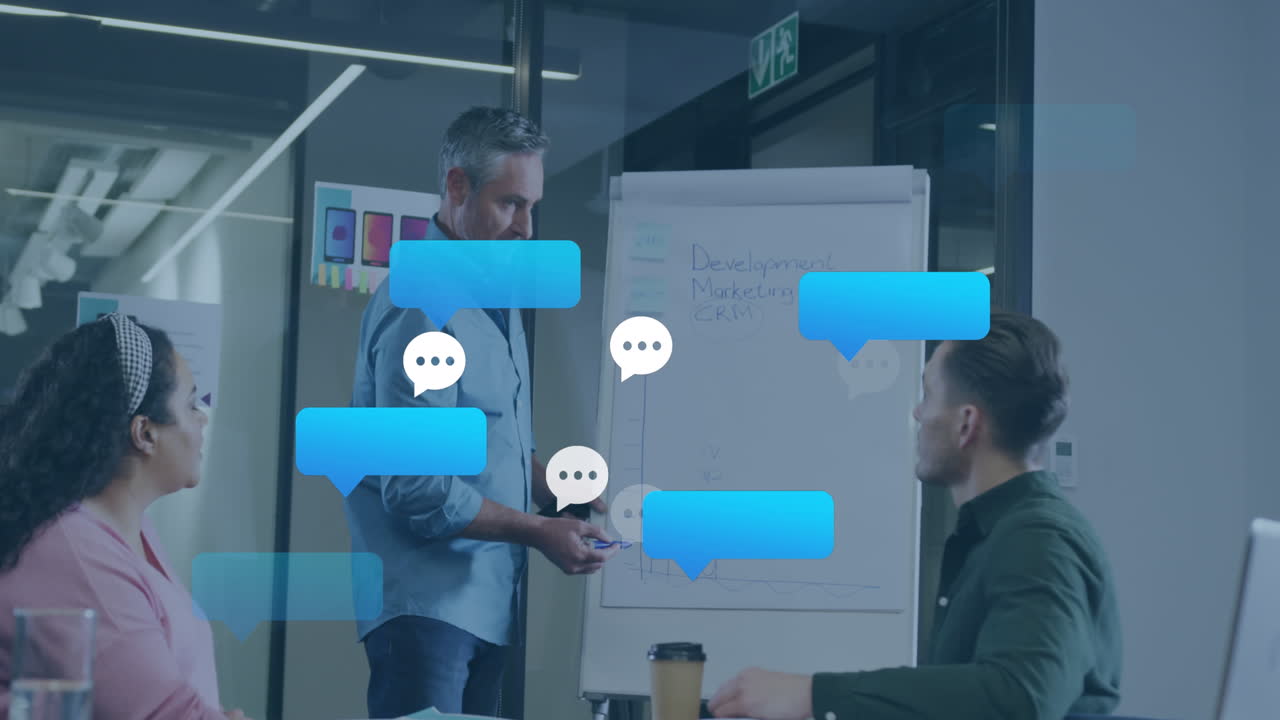 사무실에 있는 사업가들에 대한 소셜 미디어 아이콘의 애니메이션