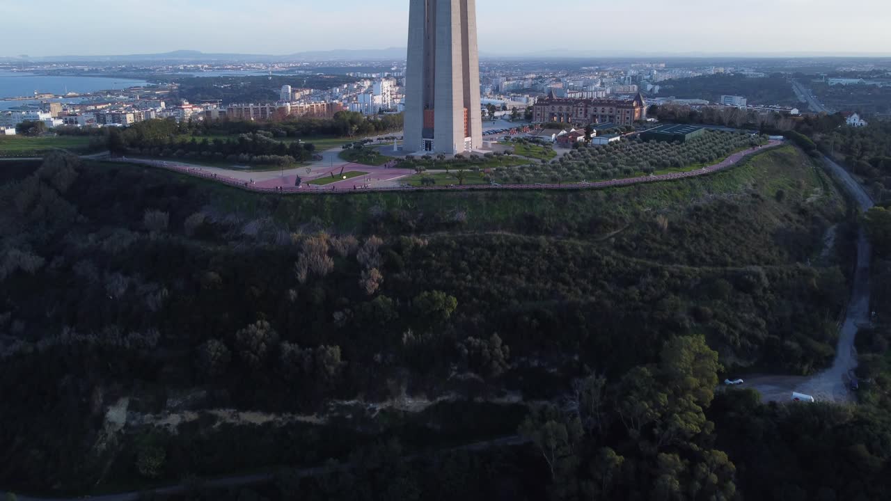 impresionante vuelo vertical de drones acercándose al monumento religioso cristo rei en lisboa portugal