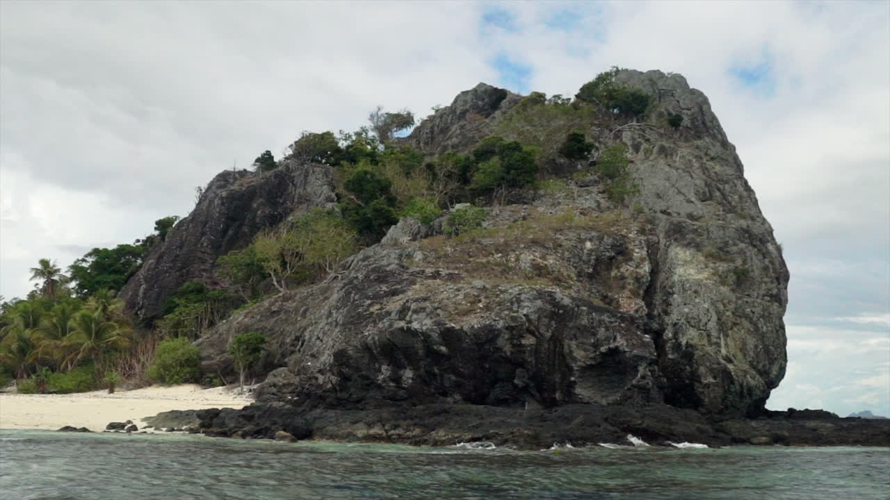 castaway qalito malolo isla turismo fiji paseo en barco velero roro arrecife de coral de arena blanca orillas rocosas rocas colina de palma tropical paraíso grupo mamanuca naturaleza paisaje brisa derecha
