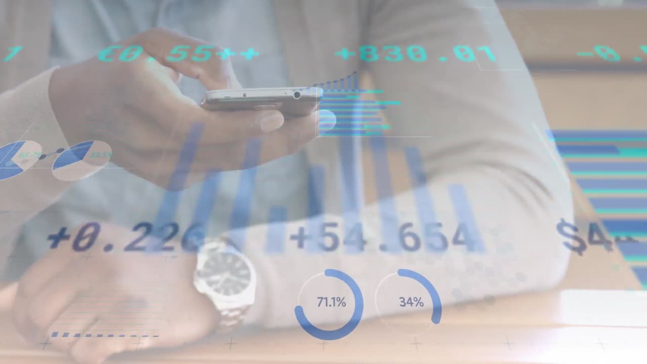 スマートフォンを使用した白人男性の手の上に動く金融データとグラフのアニメーション